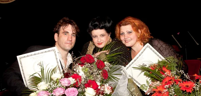 Baritonul Alvaro Lozano din Spania şi soprana Edith Borsos din România, împreună cu Mariana Nicolesco