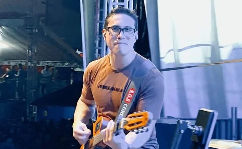 Un artist a murit pe scenă în timp de cânta la chitară: bărbatul a căzut ca secerat după ce s-a electrocutat
