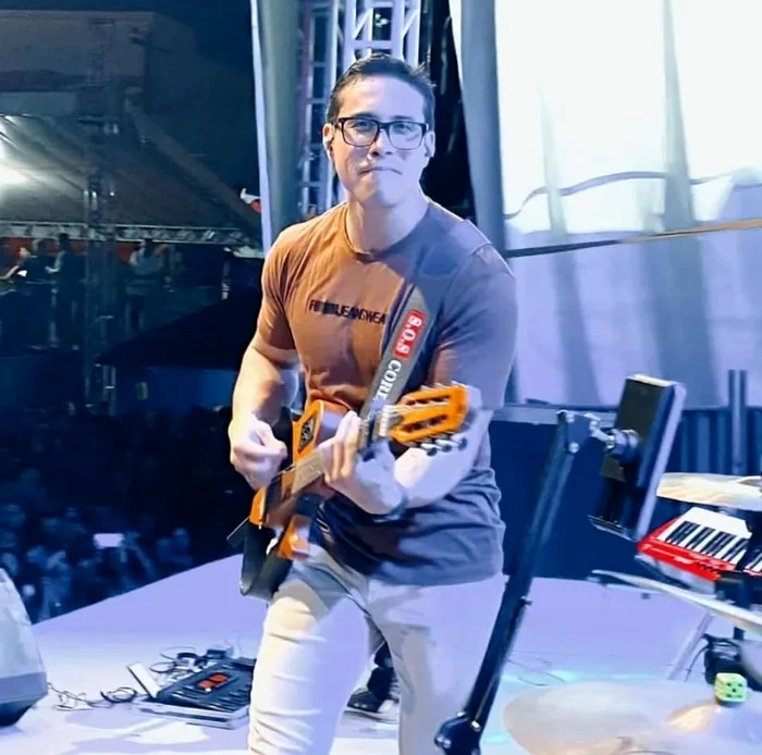 foto cântărețul rock brazilian Ayres Sasaki