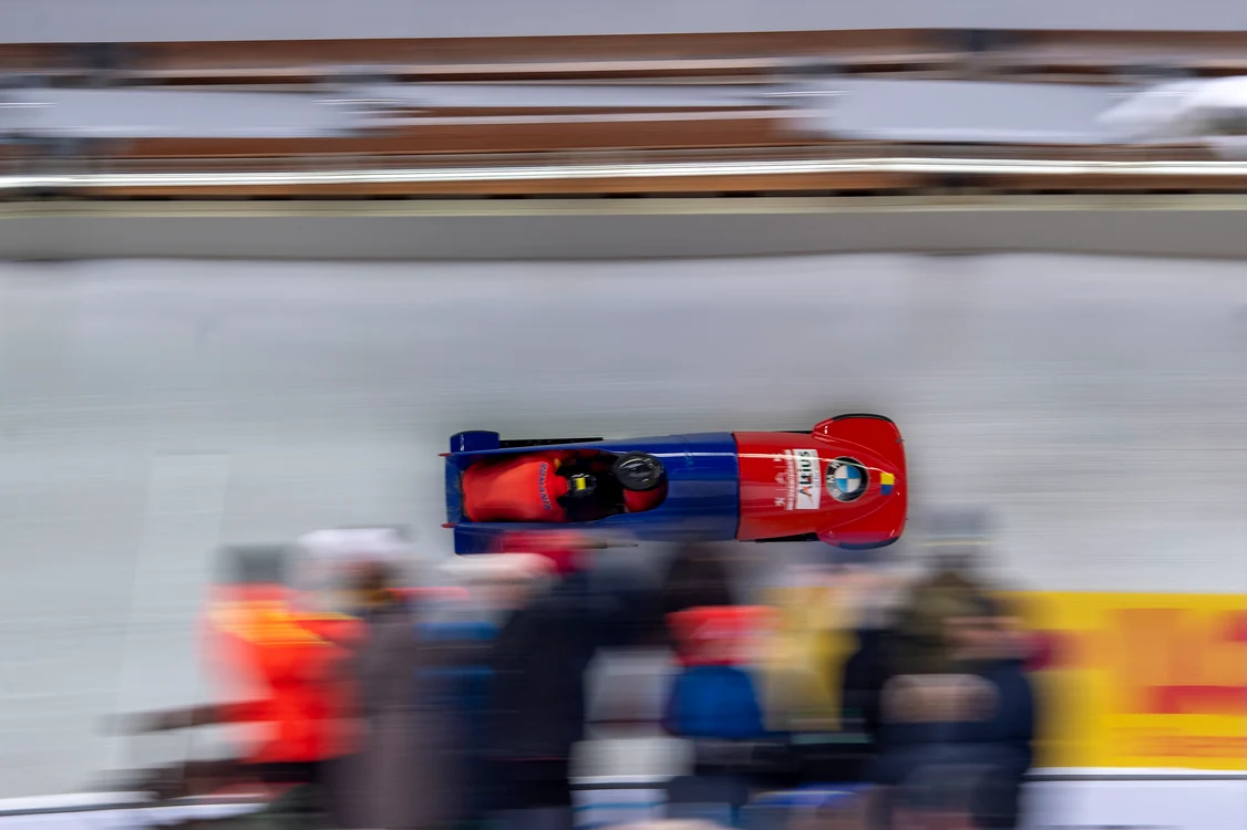 
    Mihai Țentea şi Ciprian Daroczi au devenit campioni mondiali U23 la bobFoto: Guliver / GettyImages  