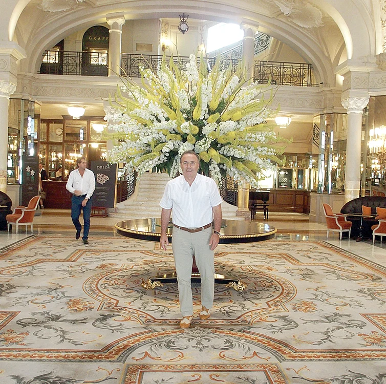 Primarul, în holul unui hotel luxos din Monte Carlo 