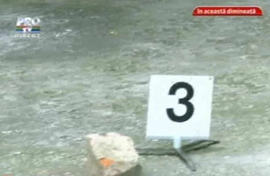 Vecinii Oanei Zăvoranu s-au trezit cu geamurile sparte