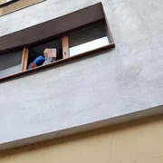 Copil de 6 ani, salvat de polițiști după ce a fost găsit pe pervazul unui bloc din Râmnicu Vâlcea FOTO: IPJ Vâlcea