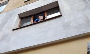 Copil de 6 ani, salvat de polițiști după ce a fost găsit pe pervazul unui bloc din Râmnicu Vâlcea FOTO: IPJ Vâlcea