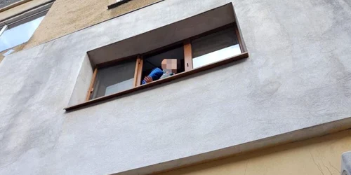Copil de 6 ani, salvat de polițiști după ce a fost găsit pe pervazul unui bloc din Râmnicu Vâlcea FOTO: IPJ Vâlcea