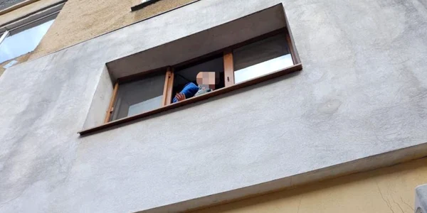 Copil de 6 ani, salvat de polițiști după ce a fost găsit pe pervazul unui bloc din Râmnicu Vâlcea FOTO: IPJ Vâlcea