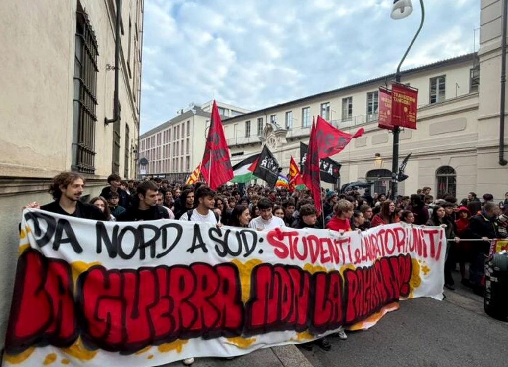 Protestatarilor li s-a cerut să nu poarte glugi sau căști de protecție.