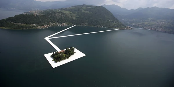 Vedere aeriană a instalaţiei aflată în lucru The Floating Piers Cheiul plutitor creată de artistul bulgar Christo Vladimirov Javacheff cunoscut sub numele de Christo pe lacul Iseo din nordul Italiei FOTO AP