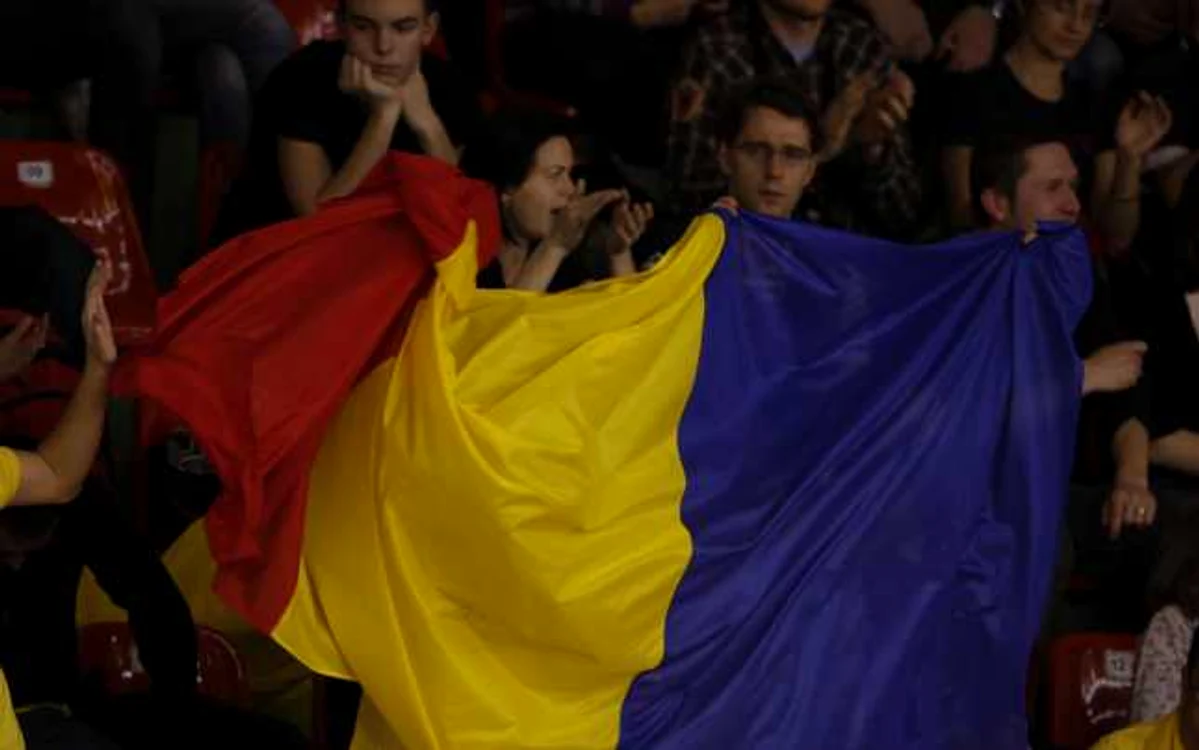 Români afişând drapelul naţional FOTO Adevărul