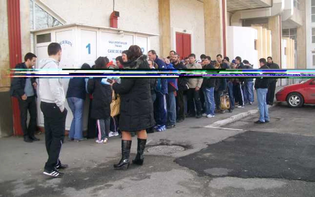 Suporterii echipei Oltchim au aşteptat cu nerăbdare să cumpere bilete pentru meciul de duminică