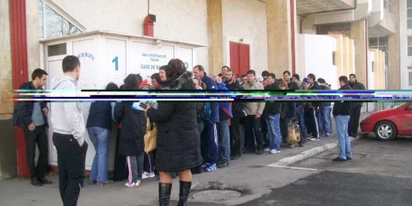 Suporterii echipei Oltchim au aşteptat cu nerăbdare să cumpere bilete pentru meciul de duminică