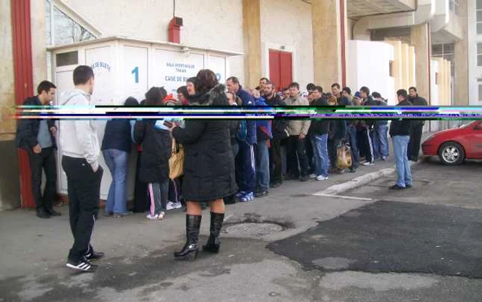 Suporterii echipei Oltchim au aşteptat cu nerăbdare să cumpere bilete pentru meciul de duminică