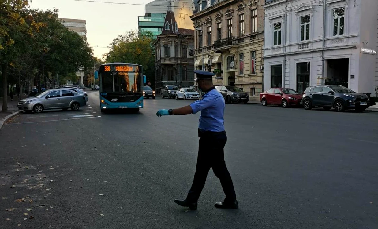 
    Polițiștii au oprit autobuzele în trafic pentru a îi verifica pe călătoriFotografii: Poliția Capitalei  