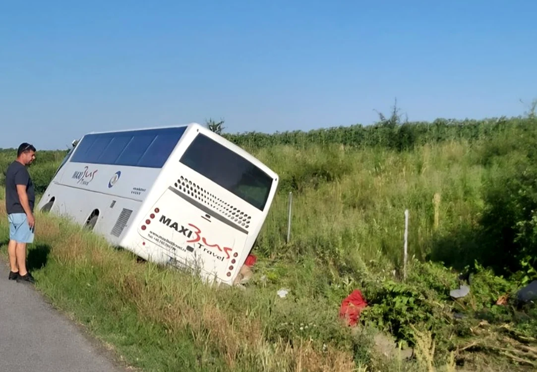 Un copil este în stare gravă după ce un autocar s-a răsturnat pe Autostrada A2 Foto: ISU Călărași