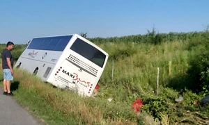 Autocar răsturnat Foto ISU Călărași jpg