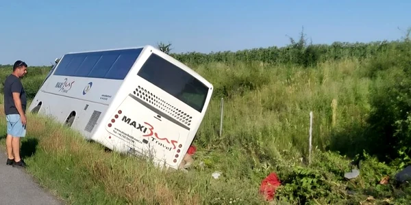 Autocar răsturnat Foto ISU Călărași jpg