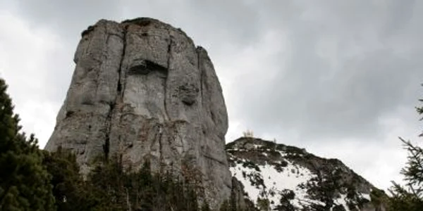 Neamţ: A căzut prima zăpadă din acest an pe Ceahlău