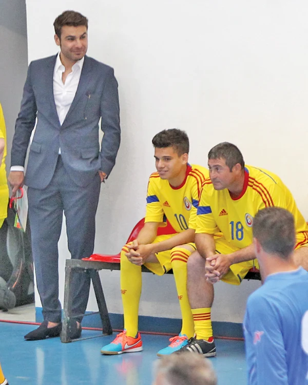 Îmbrăcat la patru ace,  Adi Mutu i-a dat sfaturi  în permanență lui Ianis