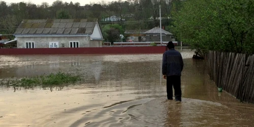 Inundaţii în oraşul Liteni. Zeci de gospodării au fost afectate de o rupere de nori. FOTO