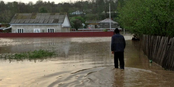 Inundaţii în oraşul Liteni. Zeci de gospodării au fost afectate de o rupere de nori. FOTO