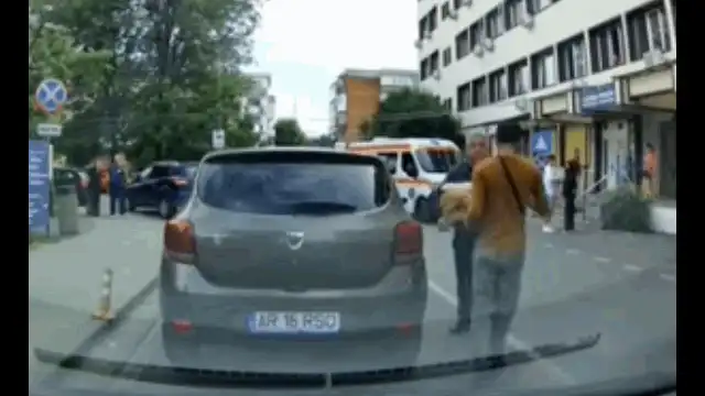 Livrator asiatic, lovit de un agent de pază în curtea Spitalului Județean Arad. Poliția a deschis dosar penal