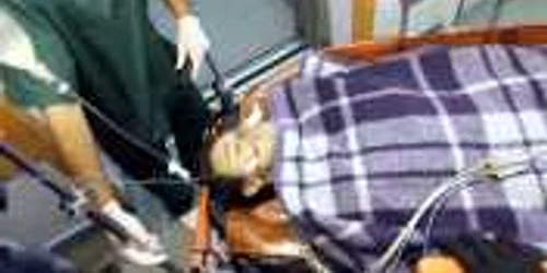 Medicii încearcă să salveze viaţa celor care vor să se sinucidă.