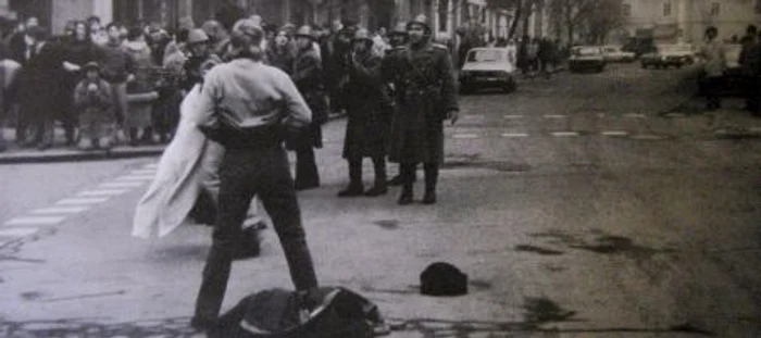 Pictorul Gavrilă Ladiu, în faţa militarilor din fosta Piaţa Libertăţii, în 21 decembrie 1989