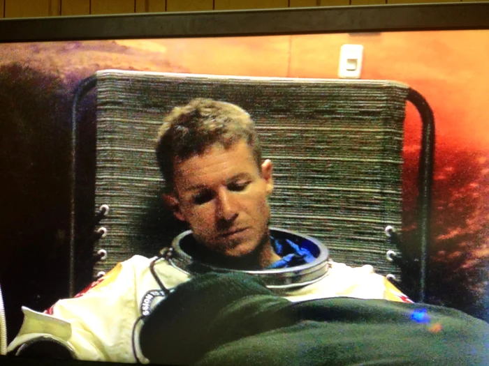 Felix Baumgartner se echipează pentru saltul cosmic (foto:RedBullStratos, Twitter)