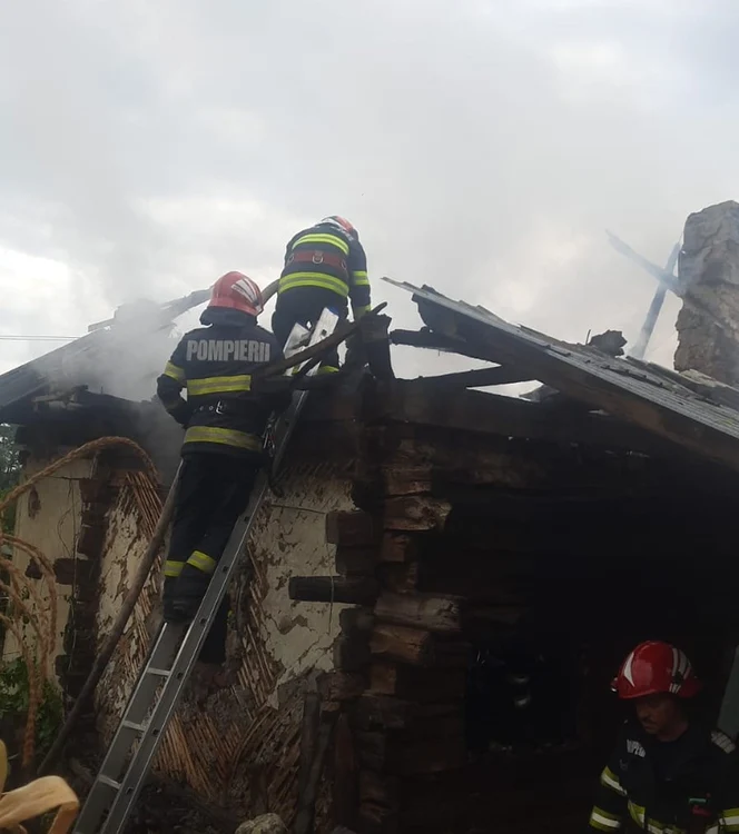 intervenție pompieri casă arsă