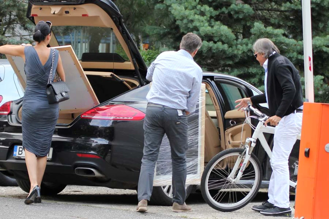 
     Ilie Năstase a venit  cu bicicleta când  Brigitte punea  tablourile în maşinăFotografii: CAPS  