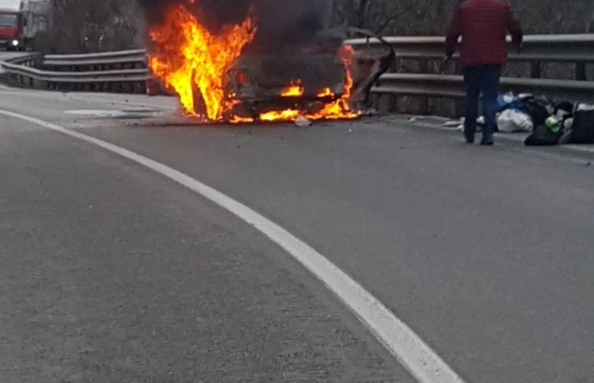 Maşină în flăcări pe DN 7