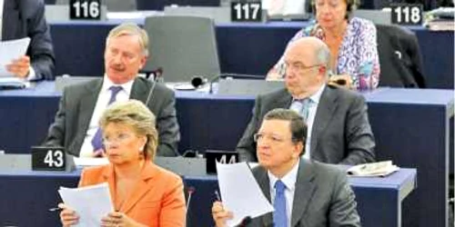 Şefii Comisiei Europene, Viviane Reding şi Manuel Barroso (în partea de jos), în plenul de la Strasbourg