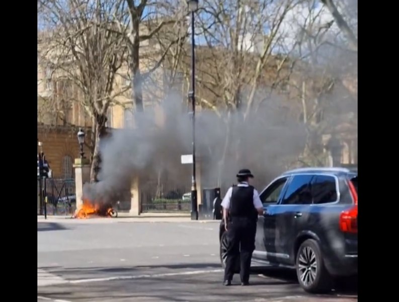 O bicicletă electrică a luat foc în poarta Regelui Charles III. Care a fost reacția trecătorilor din Londra VIDEO