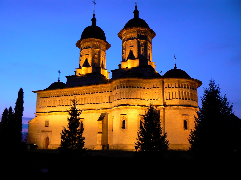 Mănăstirea Cetățuia noaptea SURSĂ wikimedia.org