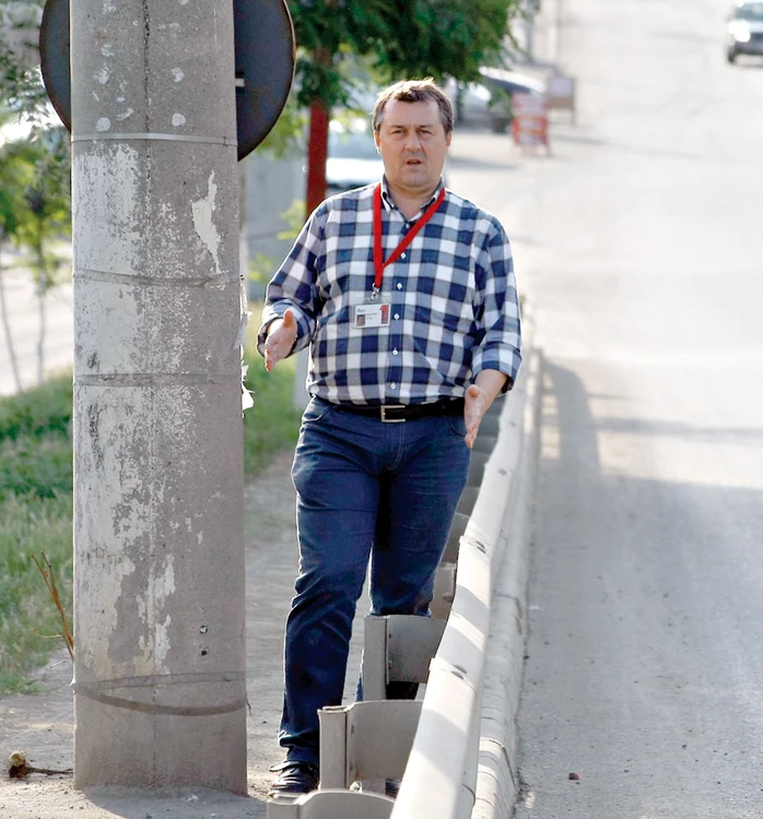 Pentru pietoni. Podul Fundeni e un loc pe care ar trebui să-l ocoleşti. Trotuarele sunt absolut impracticabile (Fotografii: Dorin Constanda, Dan Bistriţeanu)