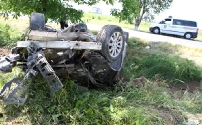 Mercedesul s-a răsturnat, Loganul a ajuns în vie, iar Renault-ul în şanţ