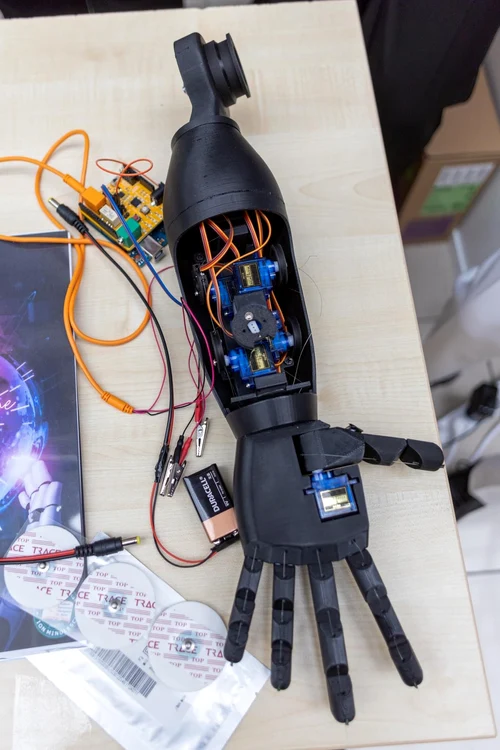 Mâna robotică realizată de cei trei elevi FOTO: Fb./C.N. „Ion Minulescu” Slatina