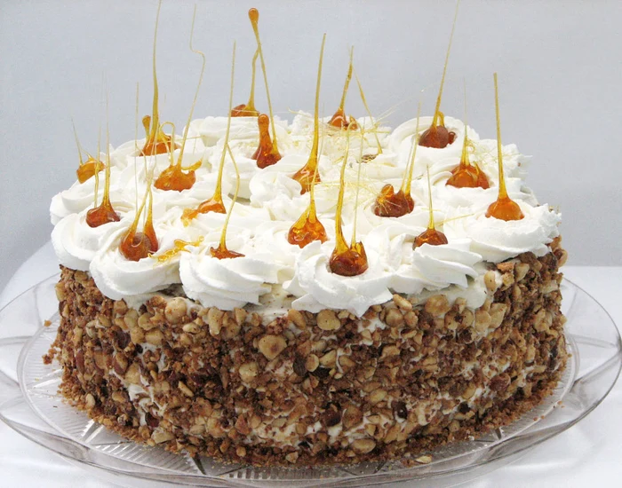 
    Tort cu ciocolată, bezea şi cremă de lapte  