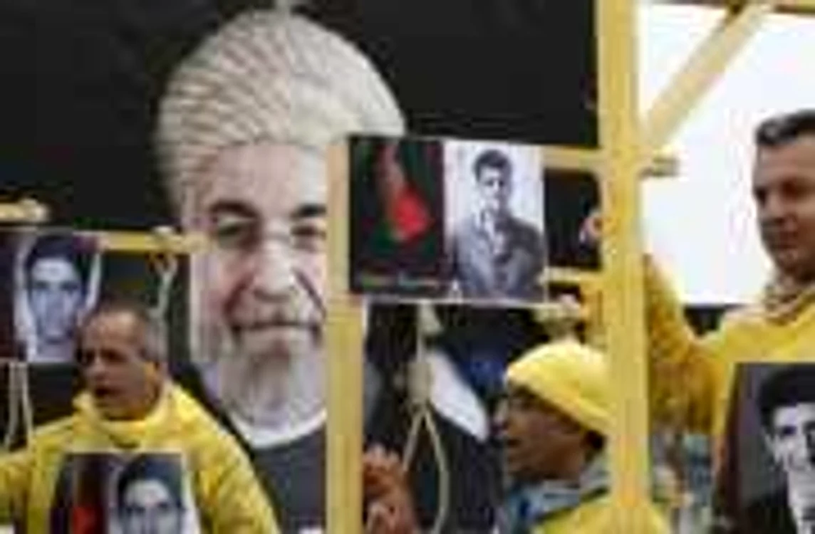 Sute de iranieni au protestat la Paris contra execuţiilor şi a masacrelor înfăptuite de regimul radical islamist de la Teheran