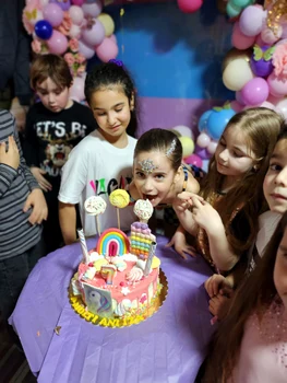 Izabela alături de prietenele sale