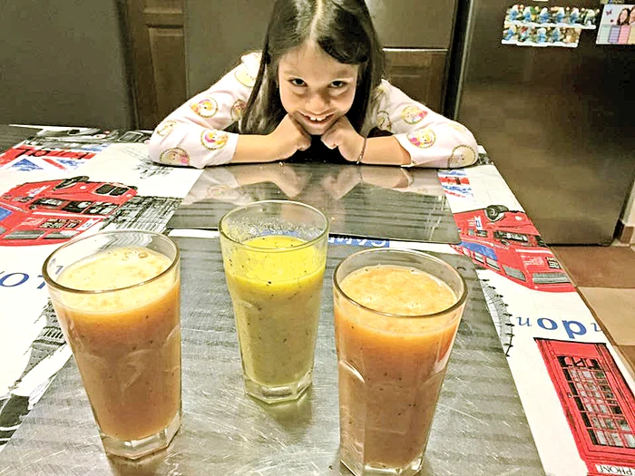 Ruxandra, fetiţa Ioanei, bea sucuri de fructe şi legume dimineaţa