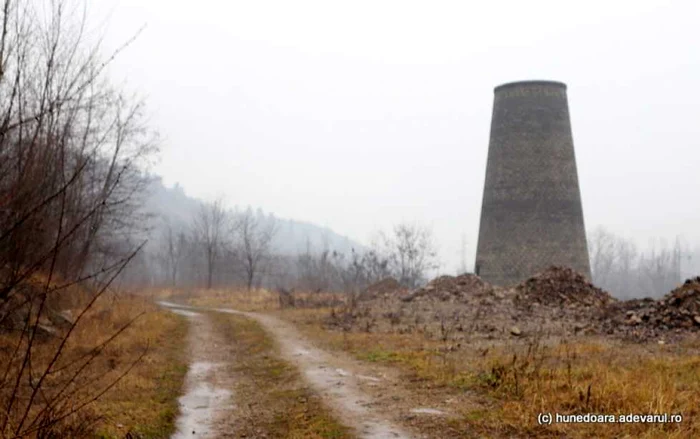Un turn rămas în urma distrugerii fostei uzine din Teliuc. Foto: Daniel Guță