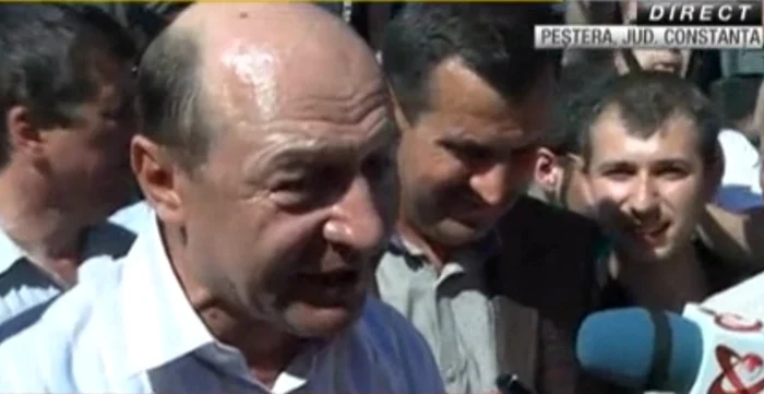 Traian Băsescu, apariţie-surpriză la Peştera - alături de primarul Valentin Vrabie FOTO capturi RTV