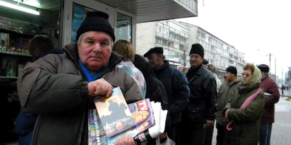 Vasile Luca și-a luat ghidul pentru a lectura în timpul liber
