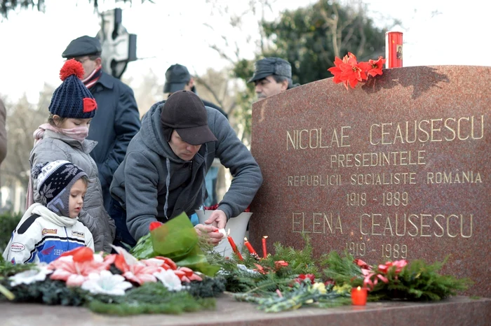 Admiratori şi foşti membri ai Partidului Comunist participă la comemorarea a 26 de ani de la moartea cuplului Elena şi Nicolae Ceauşescu în cimitirul Ghencea Civil din Bucureşti Cuplul dictatorial Elena şi Nicolae Ceauşescu a fost executat în 25 decembrie 1989 la o cazarmă din Târgovişte în urma unui proces în care cei doi au fost acuzaţi de genocid Sentinţa dată a fost condamnarea la moarte FOTO Mediafax Foto / Alexandru Dobre