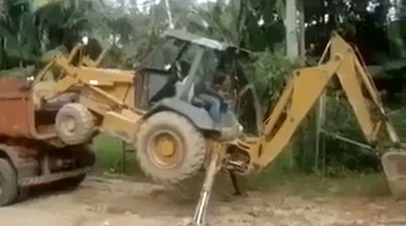 
    Meseria e brăţară de aur, ar putea spune tractoristul din imaginile de mai jos  