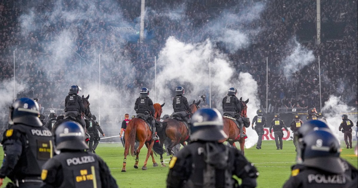 Derby transformat în câmp de luptă. Bătăi în tribune, torțe pe teren și 85 de victime: poliția a intervenit pe cai