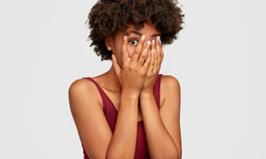 femeie speriată shutterstock 1159270753 jpg