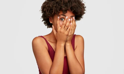 femeie speriată shutterstock 1159270753 jpg