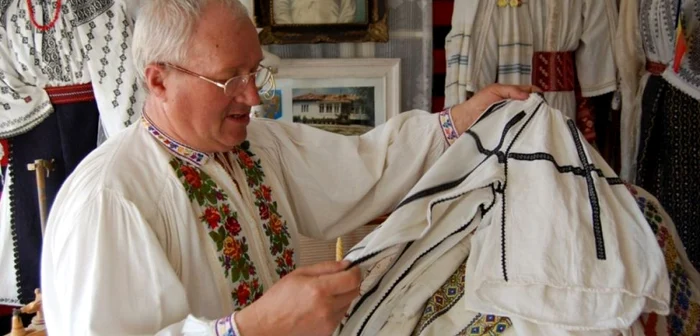 Meşterul popular Constantin Niţu a strâns peste 5.000 obiecte pentru a întemeia un muzeu, un vis la care este nevoit să renunţe FOTO: Valeru Ciurea